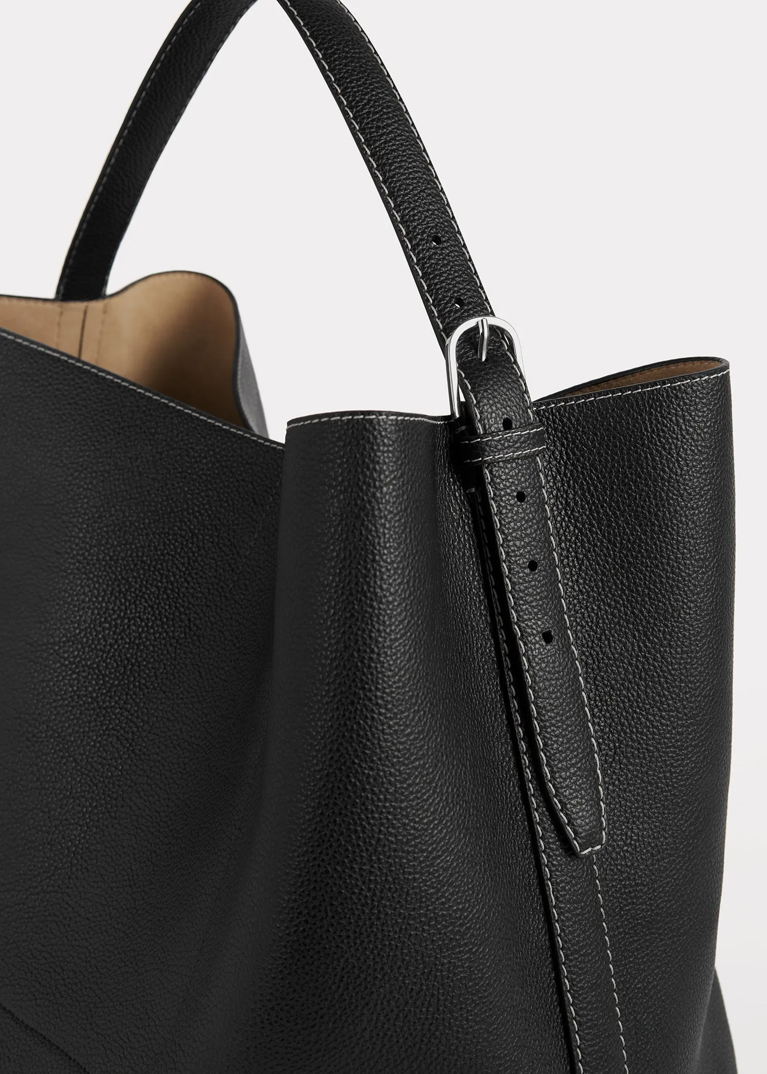 Belted tote black grain