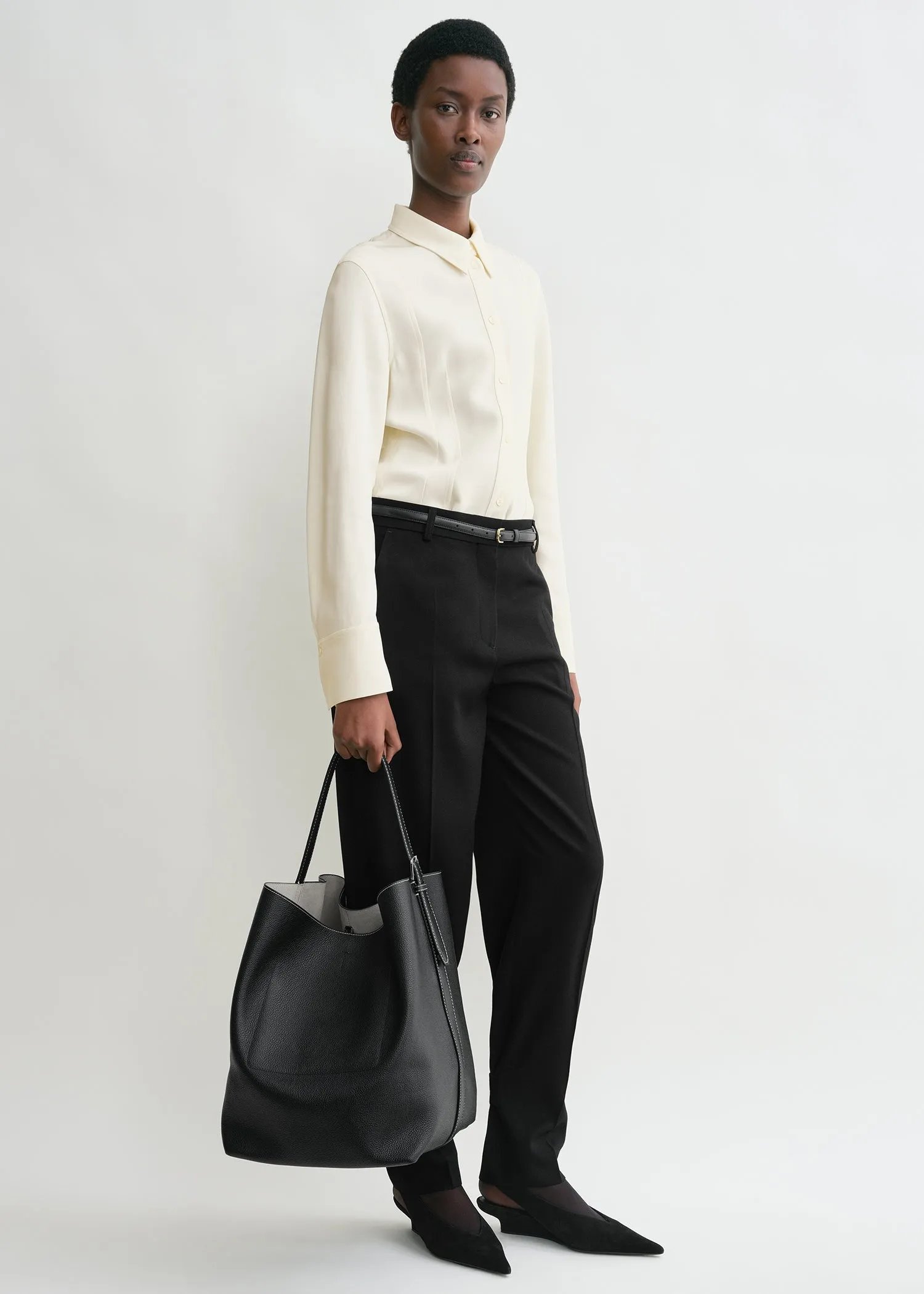 Belted tote black grain