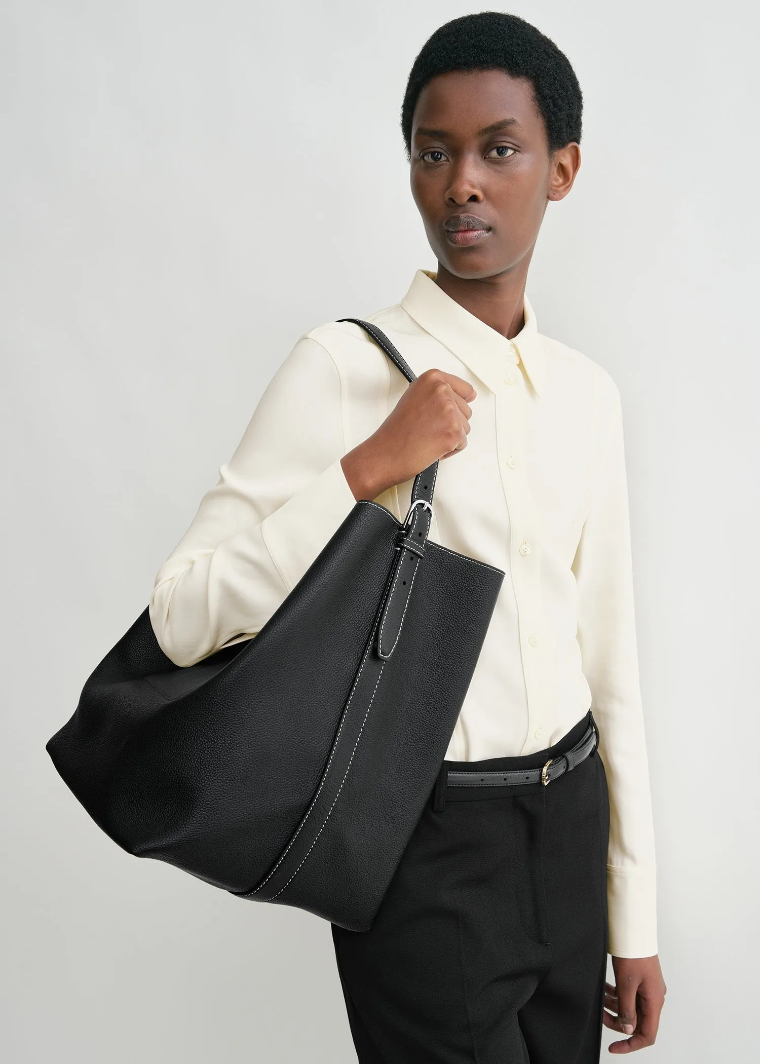 Belted tote black grain