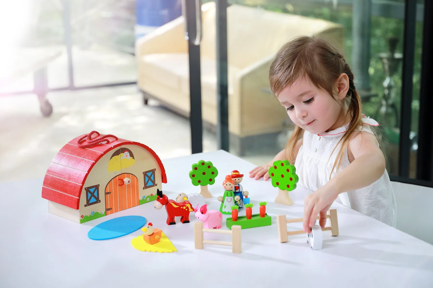 FARM PLAYSET WITH CARRY HOUSE